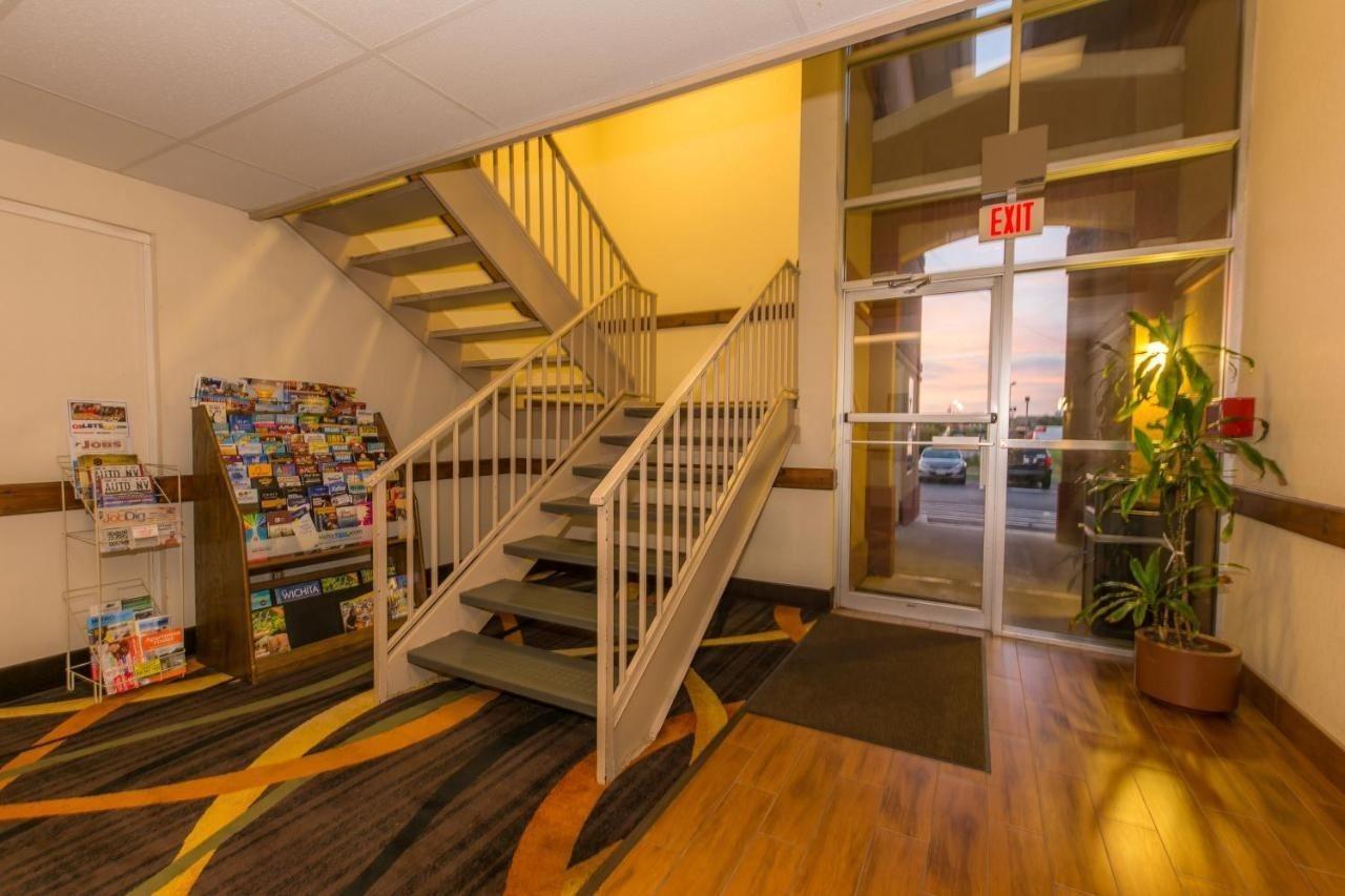 Hotel Howard Johnson By Wyndham Okc Airport, Fairgrounds, I40
