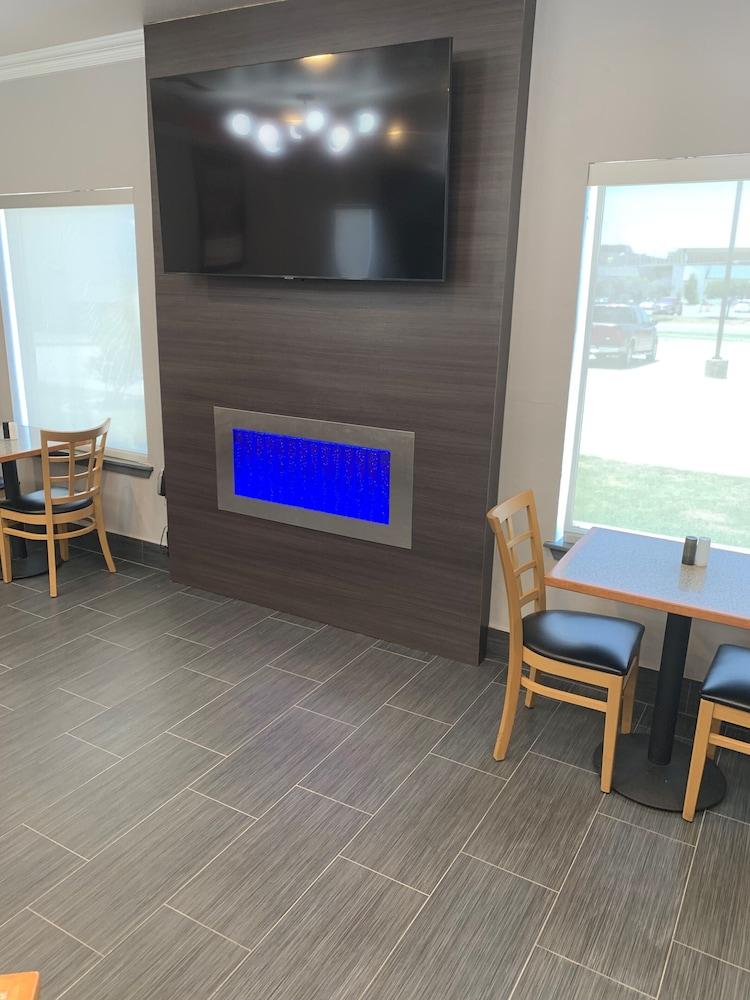 Howard Johnson By Wyndham Okc Airport, Fairgrounds, I40 Hotel 3*
