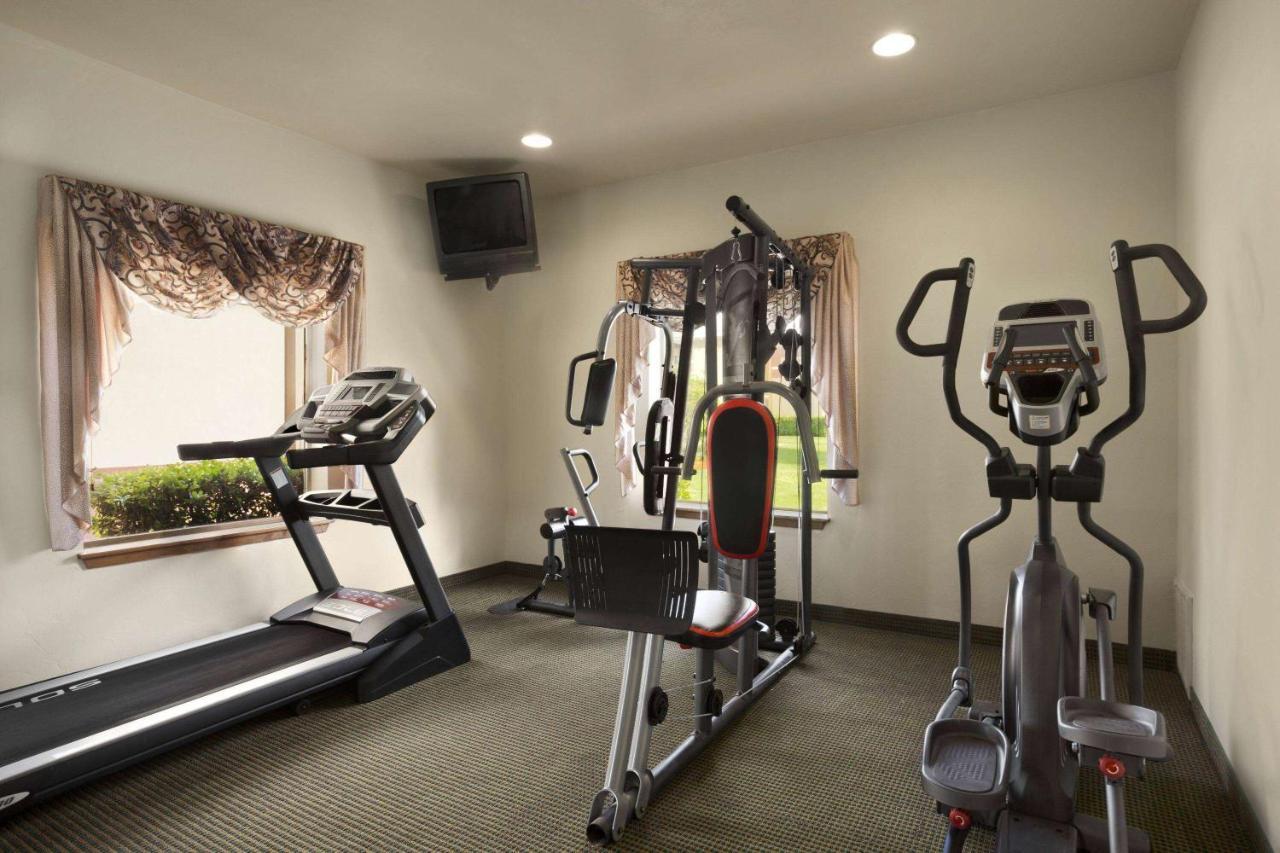 Howard Johnson By Wyndham Okc Airport, Fairgrounds, I40 Hotel 3*