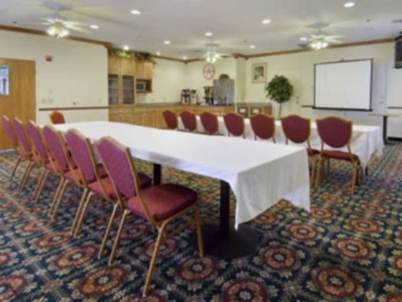 Howard Johnson By Wyndham Okc Airport, Fairgrounds, I40 Hotel 3*